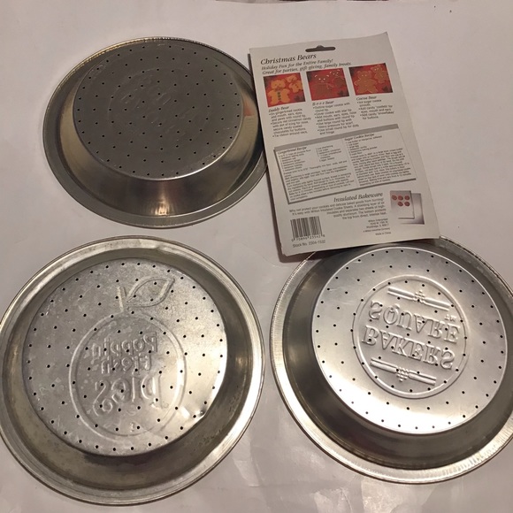 Set of 3 Bakers Square Pie Pans plus 1 set of Christmas Bear Cookie Cutter Set - Picture 2 of 4